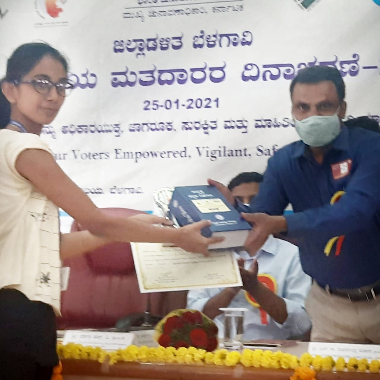 Ms. Rashmi Kamat, bagged 1st prize in district level English Essay competition.